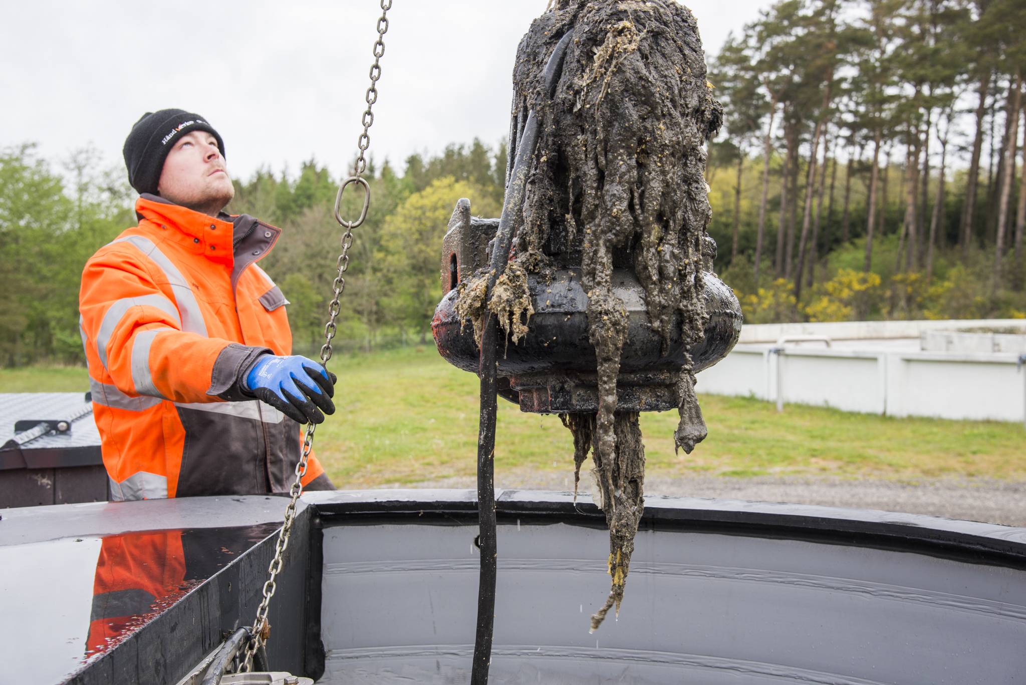Det lugter fælt, når låget er taget af brønden for at hejse pumpen op - Foto Rune Kaldau Det lugter fælt, når låget er taget af brønden for at hejse pumpen op - Foto Rune Kaldau
